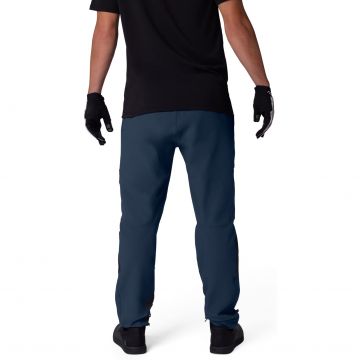 Fox Defend -ajohousut Galaxy Blue maastopyöräilyyn ajajan päällä takaa