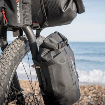 Geosmina Cargo Cage Bag musta rullasulkupussi
