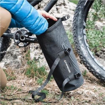 Geosmina Cargo Cage Bag etuhaarukkaan