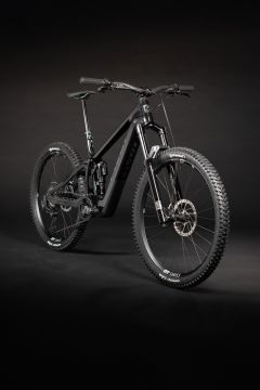 Pivot Shuttle AMP’d Pro täysjousto sähkömaastopyörä RockShox Zeb Ultimate -keulalla ja Super Deluxe Ultimate -takaiskarilla