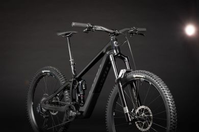 Pivot Shuttle AMP’d Pro täysjousto sähkömaastopyörä RockShox Zeb Ultimate -keulalla ja Super Deluxe Ultimate -takaiskarilla