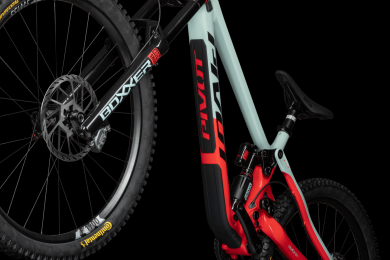 Pivot Phoenix Ride GX downhill-pyörä hiilikuiturungolla, mixed wheel -kiekoilla ja 210 mm takajoustolla. DOWN PROTECTION