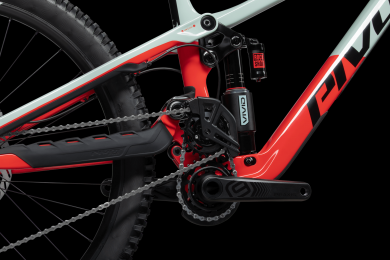 Pivot Phoenix Ride GX downhill-pyörä hiilikuiturungolla, mixed wheel -kiekoilla ja 210 mm takajoustolla. RED MINT