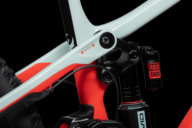 Pivot Phoenix Ride GX downhill-pyörä hiilikuiturungolla, mixed wheel -kiekoilla ja 210 mm takajoustolla. FLIP CHIP