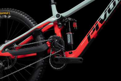 Pivot Phoenix Ride GX downhill-pyörä hiilikuiturungolla, mixed wheel -kiekoilla ja 210 mm takajoustolla. RED MINT