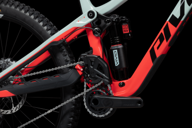 Pivot Phoenix Ride GX downhill-pyörä hiilikuiturungolla, mixed wheel -kiekoilla ja 210 mm takajoustolla. RED MINT