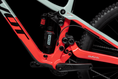 Pivot Phoenix Ride GX downhill-pyörä hiilikuiturungolla, mixed wheel -kiekoilla ja DW-6 210 mm takajoustolla. RED MINT