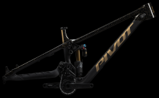 Pivot Phoenix Frame downhill-runkosetti hiilikuiturungolla ja 210 mm takajoustolla aggressiiviseen alamäkiajoon. BLACK GOLD 