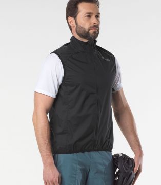 Löffler M Bike Vest CF WPM Pocket Black miesten kevyt musta pyöräilyliivi