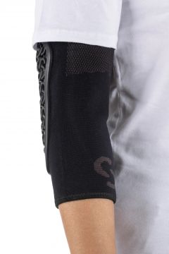 SERYT Flow Elbow Protector Alps Black pari kevyitä kyynärsuojia