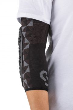 Harmaa-musta SERYT Flow Elbow Protector CE Level 2 -kyynärsuoja