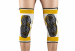 Seryt Flow Knee Protector Polvisuoja White-Gold polvisuoja jalassa