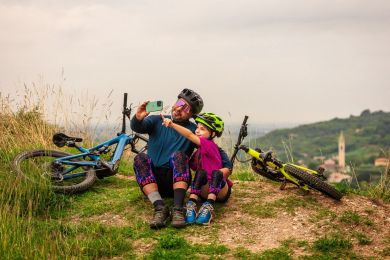 SERYT Youth Flow Knee lasten polvisuojat bike park -ajossa