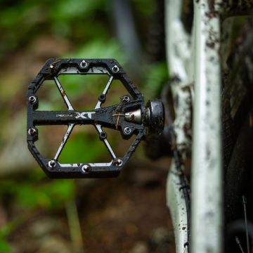 Shimano PD-M8240 platform-polkimet pitävillä nastoilla