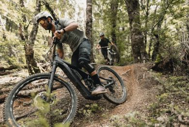 Pivot Shuttle LT Pro X0 eMTB juurakossa FOX Podium pito ja vakaus