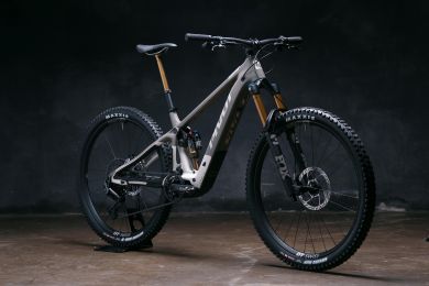 Pivot Shuttle AM SL XX Team sähköenduro 2025, Bosch SX -moottorilla ja Fox Factory -jousituksella