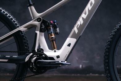 Pivot Shuttle AM SL XX Team sähköenduro 2025, Bosch SX -moottorilla ja Fox Factory -jousituksella