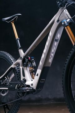 Pivot Shuttle AM SL XX Team sähköenduro 2025, Bosch SX -moottorilla ja Fox Factory -jousituksella