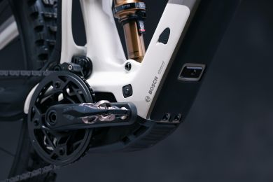Pivot Shuttle AM SL XX Team sähköenduro 2025, Bosch SX -moottorilla ja Fox Factory -jousituksella