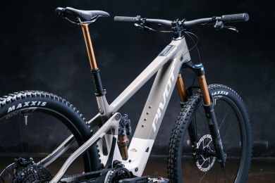 Pivot Shuttle AM SL XX Team sähköenduro 2025, Bosch SX -moottorilla ja Fox Factory -jousituksella