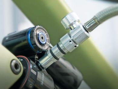 SKS Rennkompressor Suspension kaksivaiheinen Schrader-venttiililiitin kiinni iskarissa