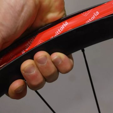 Vittoria Tubeless -vannenauha asennettuna polkupyörän vanteelle