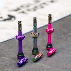 44 mm / Blue Wolf Tooth Clik Valve -tubelessventtiilit